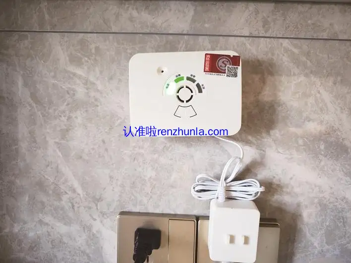 家用燃气报警器，产品应标明名称和型号、执行标准、厂名厂址等信息